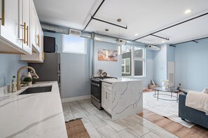 Private kitchen - Modern Luxury 2BR Near Downtown Chicago - Sleeps 6 & Designer Stay (Westchester)