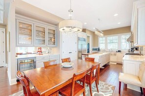 Dining - Home near beach with private pool, EV charger, AC, outdoor shower, yard & W/D (Rehoboth Beach)