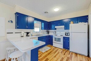 Een koelkast, een microgolfoven, een oven, een kookplaat