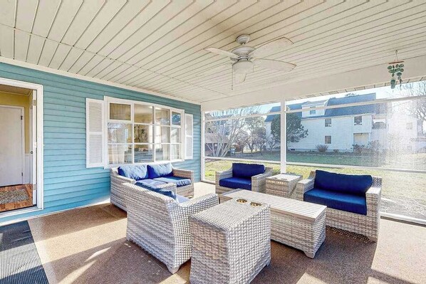 Terrace/patio - Adorable dog-friendly beach home close to Rehoboth with screened porch & grill (Rehoboth Beach)