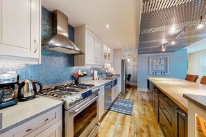 Fridge, microwave, oven, stovetop - Downtown beachfront loft-style condo with central AC & W/D - walk to boardwalk (Rehoboth Beach)