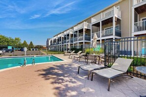 Pool - Rehoboth Crossing townhouse with fast WiFi, AC, & an outdoor pool (Rehoboth Beach)
