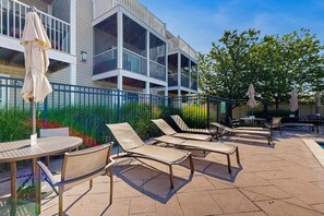 Outdoor dining - Rehoboth Crossing townhouse with fast WiFi, AC, & an outdoor pool (Rehoboth Beach)