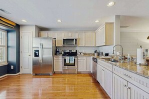 Fridge, microwave, oven, stovetop - Rehoboth Crossing townhouse with fast WiFi, AC, & an outdoor pool (Rehoboth Beach)