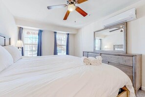 Iron/ironing board, WiFi, bed sheets - Rehoboth Beach House condo with dazzling interior, pool access - nearby golf (Rehoboth Beach)