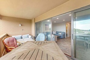 Terrace/patio - Renovated Rehoboth Beach condo with ocean-view balcony - walk to beach (Rehoboth Beach)
