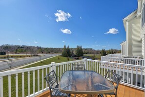 Outdoor dining - Dog-friendly townhome w/gas grill, balcony, on-site pool, tennis & basket courts (Rehoboth Beach)