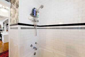 Een douche, een haardroger, handdoeken