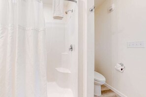 Shower, hair dryer, towels - Rehoboth Beach House with outdoor pool, clubhouse, & washer/dryer (Rehoboth Beach)