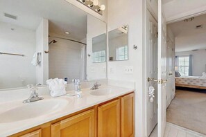 Shower, hair dryer, towels - The Villages of Five Points condo w/community pools, tennis courts, shops (Lewes)
