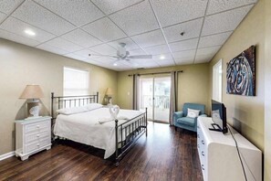 Iron/ironing board, WiFi, bed sheets - Town of Rehoboth Beach apartment w/balcony, walk to beach (Rehoboth Beach)
