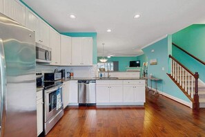 Fridge, microwave, oven, stovetop - Rehoboth Crossing Townhouse: Pool, AC and minutes from downtown Rehoboth Beach (Rehoboth Beach)