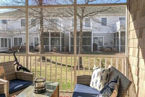 Terrace/patio - The Tides - Relaxing stay with a patio and grill - pool & easy beach access (Rehoboth Beach)