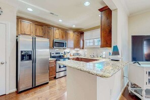 Geladeira, micro-ondas, fogão, cooktop