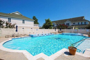 Pool - The Tides - Relaxing stay with a patio and grill - pool & easy beach access (Rehoboth Beach)