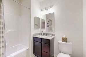 Shower, towels - Grande at Canal Pointe pet friendly condo w/shared pool, tennis courts & gym (Rehoboth Beach)