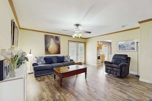 TV - Maplewood pet friendly house w/shared pool, W/D & free WIFI (Rehoboth Beach)