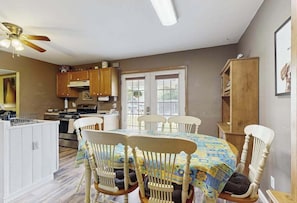 Dining - Maplewood pet friendly house w/shared pool, W/D & free WIFI (Rehoboth Beach)