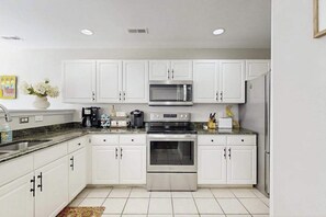 Fridge, microwave, oven, stovetop - Eagles Landing townhome with pool and tennis access, patio & grill (Rehoboth Beach)