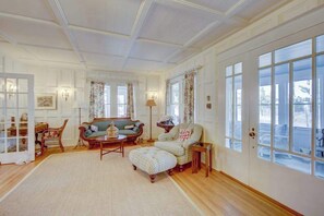 TV, offices - Classic 1920s oceanfront home & cottage with AC, bikes, grill - walk to beach (Rehoboth Beach)