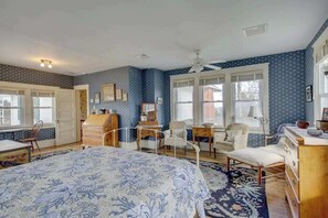 Iron/ironing board, WiFi, bed sheets - Classic 1920s oceanfront home & cottage with AC, bikes, grill - walk to beach (Rehoboth Beach)