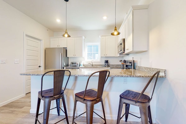 Fridge, microwave, oven, stovetop - Rehoboth Beach House condo with all-new interior, on-site pool, & washer/dryer (Rehoboth Beach)