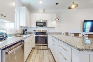 Fridge, microwave, oven, stovetop - Rehoboth Beach House condo with all-new interior, on-site pool, & washer/dryer (Rehoboth Beach)