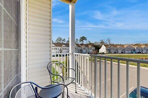 Property grounds - Airy condo near the beach with pool, tennis court, WiFi, AC, & washer/dryer (Rehoboth Beach)