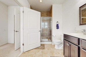 Shower, hair dryer, towels - Airy condo near the beach with pool, tennis court, WiFi, AC, & washer/dryer (Rehoboth Beach)