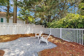 Terrace/patio - Spacious downtown home with yard, WiFi, AC, washer/dryer - near the beach (Rehoboth Beach)