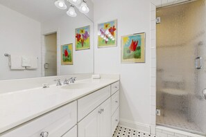 Shower, towels - Spacious downtown home with yard, WiFi, AC, washer/dryer - near the beach (Rehoboth Beach)