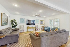 TV, offices - Spacious downtown home with yard, WiFi, AC, washer/dryer - near the beach (Rehoboth Beach)