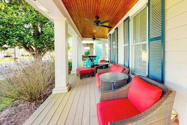 Outdoor dining - Elegant house near the ocean with AC, W/D & outdoor space - walk to boardwalk (Rehoboth Beach)