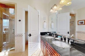 Shower, towels - Elegant house near the ocean with AC, W/D & outdoor space - walk to boardwalk (Rehoboth Beach)