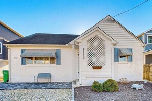 Exterior - Spacious dog-friendly house with enclosed porch and yard- perfect for families! (Rehoboth Beach)