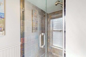 Shower, hair dryer, towels - Spacious dog-friendly house with enclosed porch and yard- perfect for families! (Rehoboth Beach)
