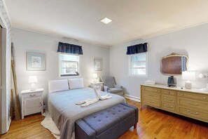 Desk, iron/ironing board, WiFi, bed sheets - Spacious dog-friendly house with enclosed porch and yard- perfect for families! (Rehoboth Beach)