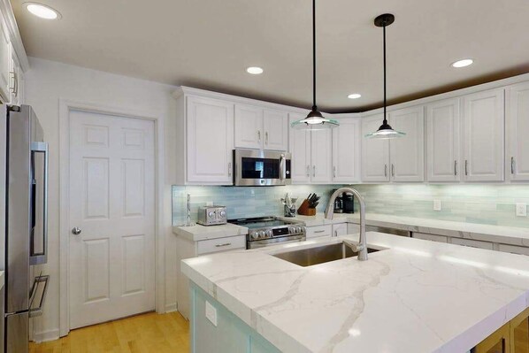 Fridge, microwave, oven, stovetop - Saltbox home near the ocean with WiFi, central AC, enclosed yard, washer/dryer (Rehoboth Beach)
