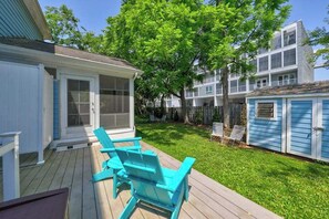 Terrace/patio - Saltbox home near the ocean with WiFi, central AC, enclosed yard, washer/dryer (Rehoboth Beach)