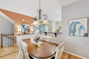Dining - Rehoboth Crossing townhome - pool & gym - dog-friendly, fireplace & private W/D (Rehoboth Beach)