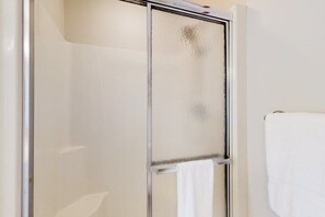 Douche, sèche-cheveux, serviettes fournies