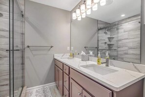 Shower, hair dryer, towels - Oyster Bay Villas with pool, central AC, fast WiFi, & washer/dryer. Dogs ok (Rehoboth Beach)