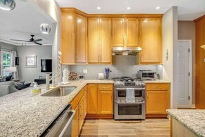 Fridge, microwave, oven, stovetop - Oyster Bay Villas with pool, central AC, fast WiFi, & washer/dryer. Dogs ok (Rehoboth Beach)