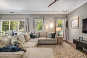 TV, offices - Oyster Bay Villas with pool, central AC, fast WiFi, & washer/dryer. Dogs ok (Rehoboth Beach)