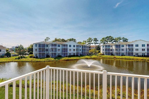 Property grounds - The Tides townhouse in Rehoboth Beach with pool access (Rehoboth Beach)