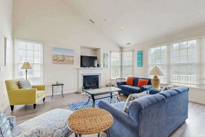 TV, fireplace - Bear Trap Dunes 2nd floor condo w/ tennis court, basketball court, & golf (Ocean View)