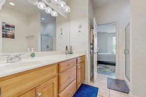 Shower, towels - Bear Trap Dunes 2nd floor condo w/ tennis court, basketball court, & golf (Ocean View)