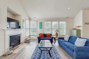 TV, fireplace - Bear Trap Dunes 2nd floor condo w/ tennis court, basketball court, & golf (Ocean View)