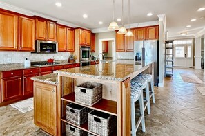 Fridge, microwave, oven, stovetop - The Peninsula house w/ indoor/outdoor pools, on-site golf & tennis/pickleball (Millsboro)