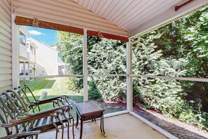 Property grounds - The Reserves of Nassau townhome w/shared pool, W/D & free WIFI (Lewes)